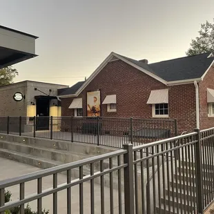 The side view of the museum and the modern addition in the back