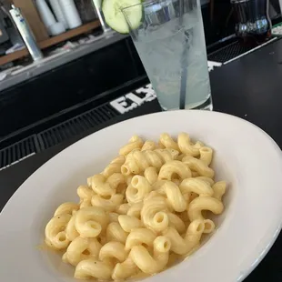 Mac n cheese side &amp; Hendricks &amp; lemonade