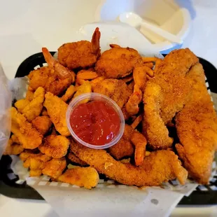 Combo fried fish, shrimps and fries