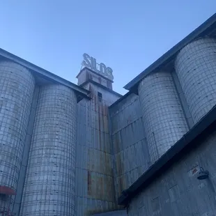 a view of the outside of the building