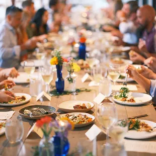 a large group of people eating dinner