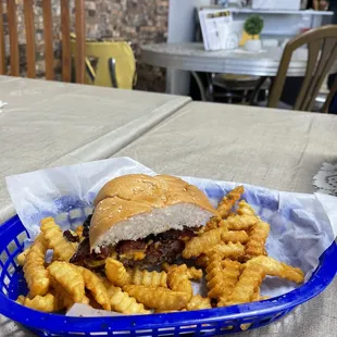 Bacon Cheeseburger w/ golden sauce and fries