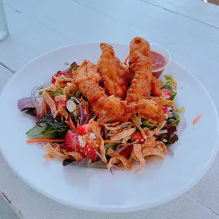 Salad with chicken tenders.