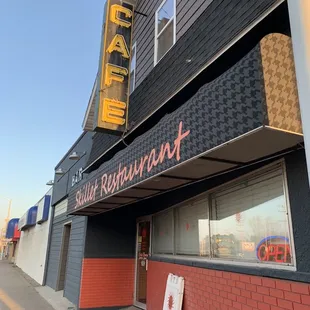 Front enteranfe off of Washington.