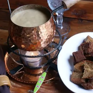 Cheddar Cheese Fondue w House Baked Pumpernickel