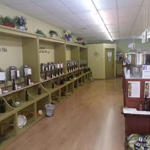 Clean and organized. There is always bread and sometimes other tastings available!