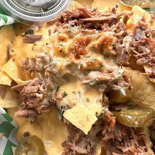 Brisket nachos (queso &amp; jalapeños)