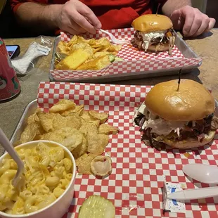 Pulled Pork Sandwich with kettle chips &amp; Mac &amp; cheese