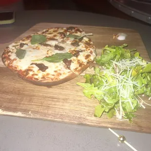 Margarita pizza and salad was delicious!