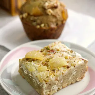 Cardamom Rose Blondie ($3.75) - Cardamom blondie w white chocolate chips, topped w pistachio crumble. Very sweet. Strong cardamom flavor.