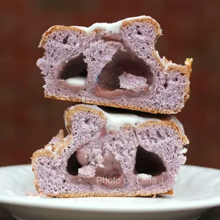 Inside of Taro Marshmallow Cinnamon Roll ($4.75) - noticeable taro flavor, but no discernible cinnamon. Icing is very sweet.