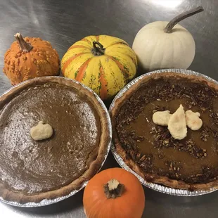 Pumpkin pie and pumpkin pecan pie