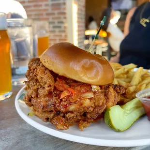 Korean fried chicken sandwich | Instagram: slimthiccarbs