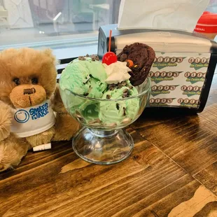 two teddy bears with ice cream