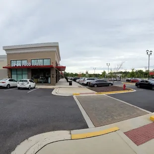 The side of the shopping center. Luxury housing is located behind the shopping center.