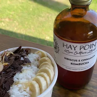 Kombucha and açaí bowl