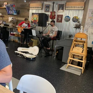 Often they have live music usually 11am-1pm