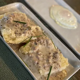 Biscuit and gravy