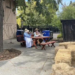 Old folks playing catchy songs