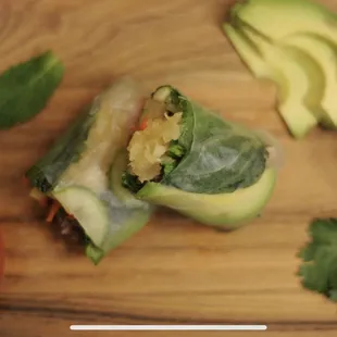 a vegetable roll with avocado and tomatoes