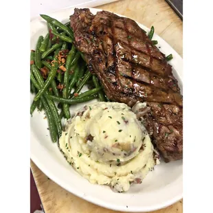 steak, mashed potatoes and green beans