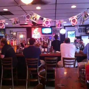 Wondering how long I need to wait for my dinner tonight. Bar is completely full and everybody enjoy their drinks too much.