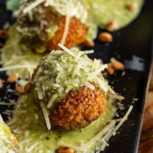 Arancini
fried risotto balls with mozzarella / pine nuts / creamy pesto / parmesan
