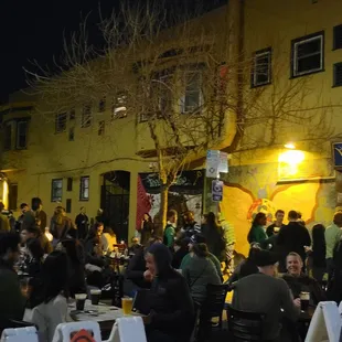 a large group of people outside a restaurant