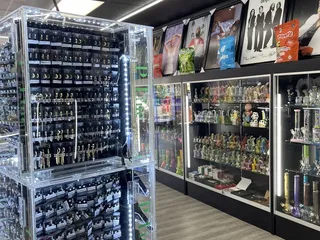 Royal  Smoke & Clothing