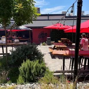 Great pub... beautiful gardens -seating