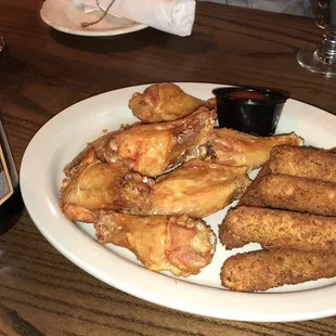 チキンウイングとモッツァレラチーズスティック