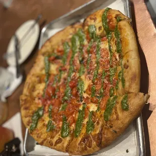 Tomato pesto pizza