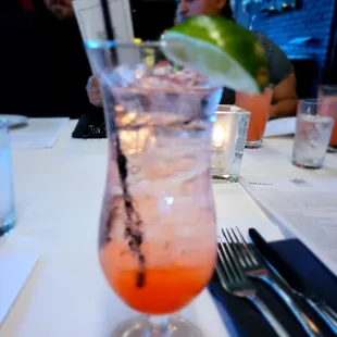 a drink with a lime slice in it