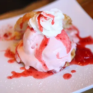 Strawberry ice cream biscuit IG:@tinyhangrytiff