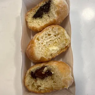 Thee means three fillings in these sets of beignet: cream, chocolate and chocolate hazelnut