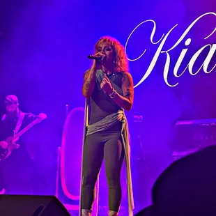 Kiana Ledé live