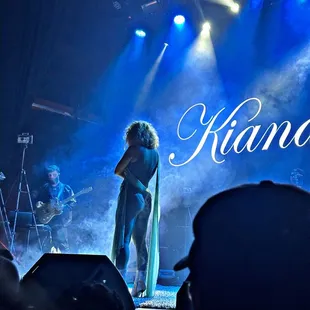 Kiana Ledé live