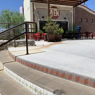 Lots of local shops, coffee, beer bar, juice bar, clothes shops, etc.