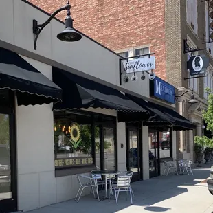 the outside of a restaurant