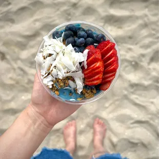 blue spirulina, banana, mango, almond milk, coconut cream, honey, salt, gluten free granola, blueberries, strawberries, coconut flakes