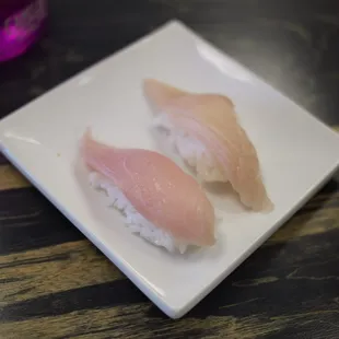 Hamachi nigiri