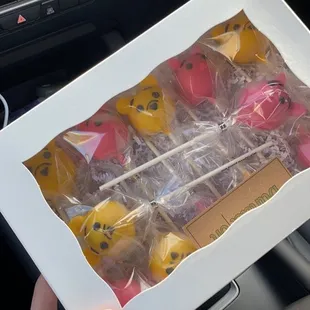 Vanilla Winnie the Pooh cake pops