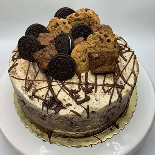 a chocolate chip cookie cake