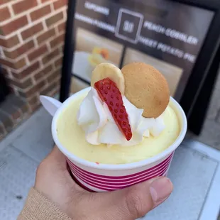 We got the Strawberry Banana Pudding. The inside also has strawberry jams layer, just the right amount of sweetness