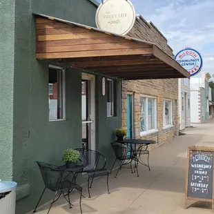 the outside of a restaurant