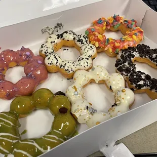 6 pc donuts (clockwise from top left: Ube, Black Sesame, Strawberry, Oreo, Classic, Matcha Red Bean) ($18)