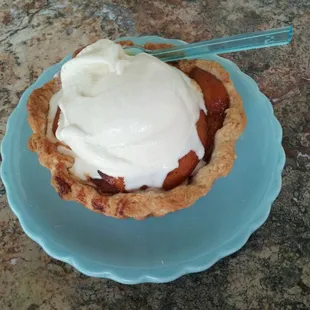 Peach pie with vanilla ice cream - yum, yum.