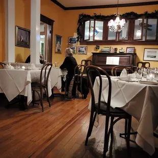Beautiful room to dine in.