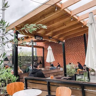 Outdoor seating (dog friendly)