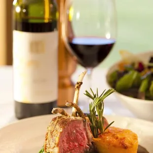 A full bar with speciality wine, beer and creative cocktails are curated and charge with the season.